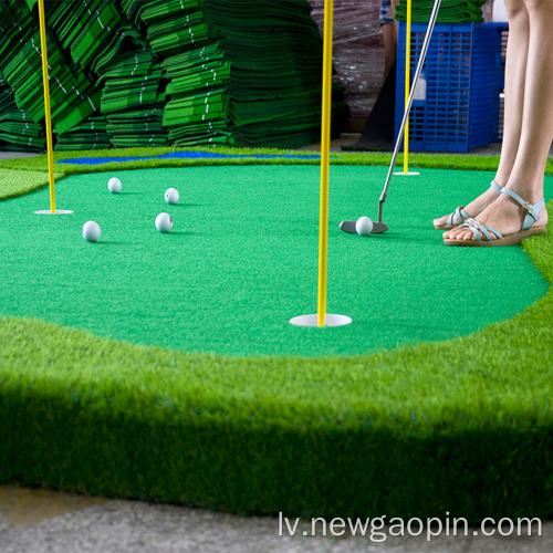 Pielāgots mini paklājs golfa spēlēšanai zaļā dabā